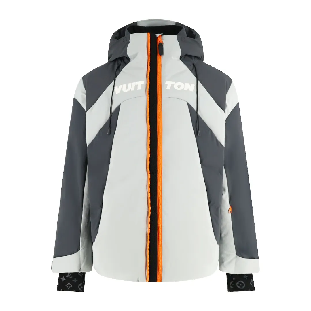 🅿️2120 1v SKI ski series functional down jacket perfectly combines luxury and functionality. This ski jacket is embellished with Louis Vuitton’s iconic Monogram elements, and the contrasting stitching design outlines a futuristic silhouette. The bright orange zipper is not only the visual focus, but also symbolizes fearless exploration in the world of ice and snow. The oversized LV classic floral pattern on the back blooms with eye-catching vitality in the gray color block, making you a sight that cannot be ignored on the snowy slopes. Windproof and waterproof technical fabrics with thermal padding can withstand the cold while remaining lightweight and comfortable. The Monogram details on the cuffs reveal brand recognition in a low-key manner. Size:50-52-54-56